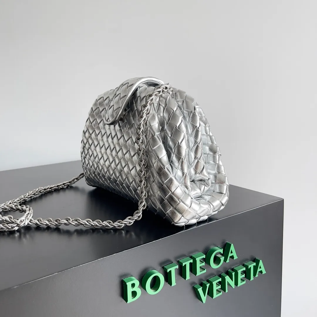 Batch 1880 BOTTEGA VENETA LAUREN 1980 small clutch bag is new! The small size that many people squat on is finally here. The self-adjustable zipper is a highlight of this bag. After being removed, it can be used as a handbag for important occasions. One bag unlocks two carrying methods at the same time. It is practical and has a unique sense of structure and beautiful lines. It is more elegant than a small cloud. It is a tribute to the classics and the pursuit of modernity. Style number: 804038 Size: 27*15*8cm